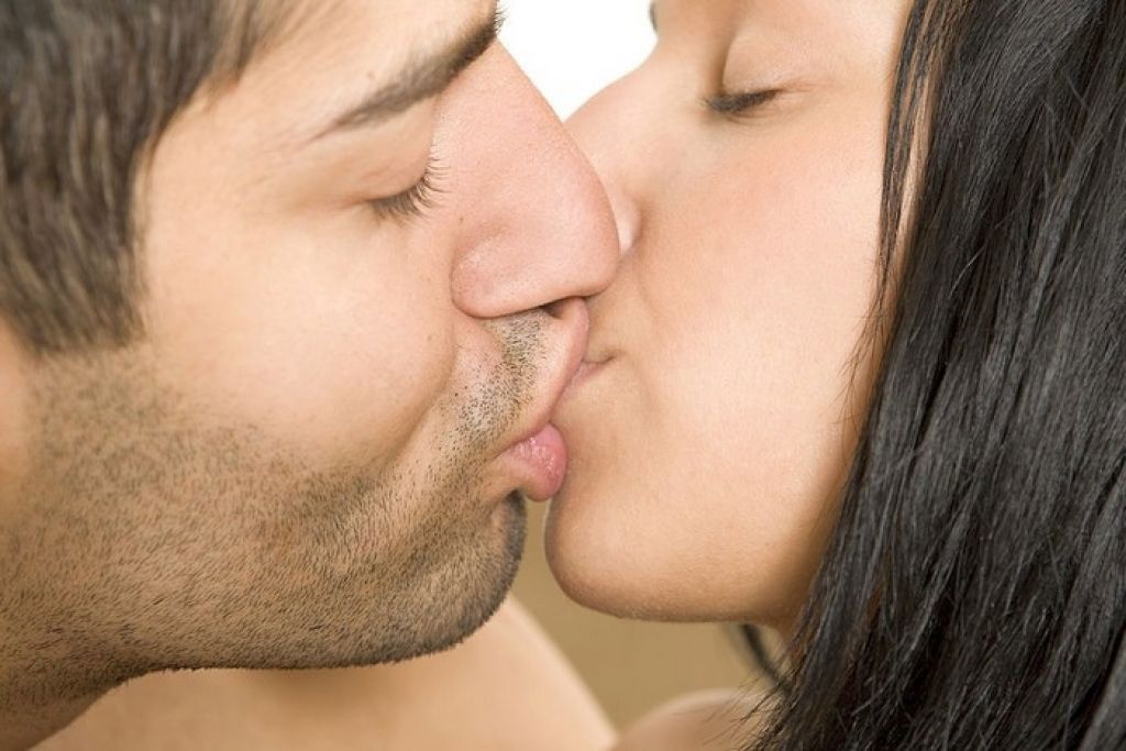Kissing after eating free porn photo