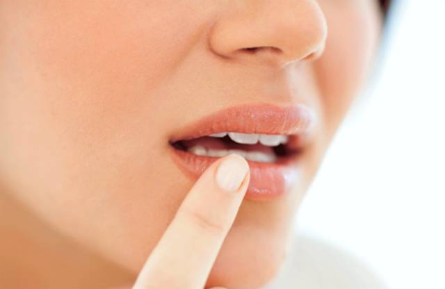 Немеет верхняя губа: причины, симптомы, избавление от патологии