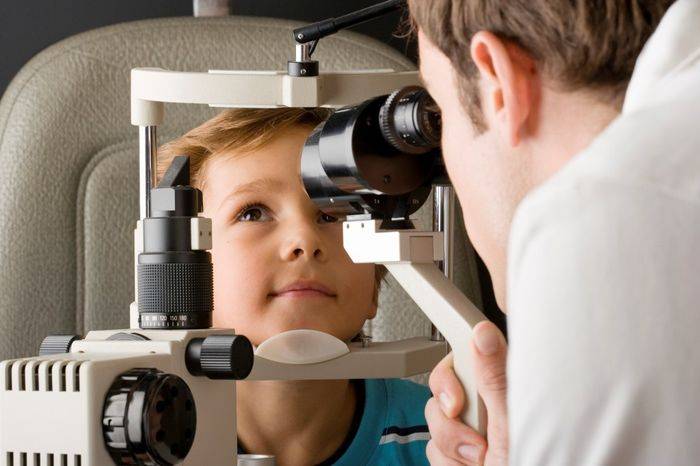 Ребёнок часто моргает глазами: признаки патологии и рекомендации при лечении