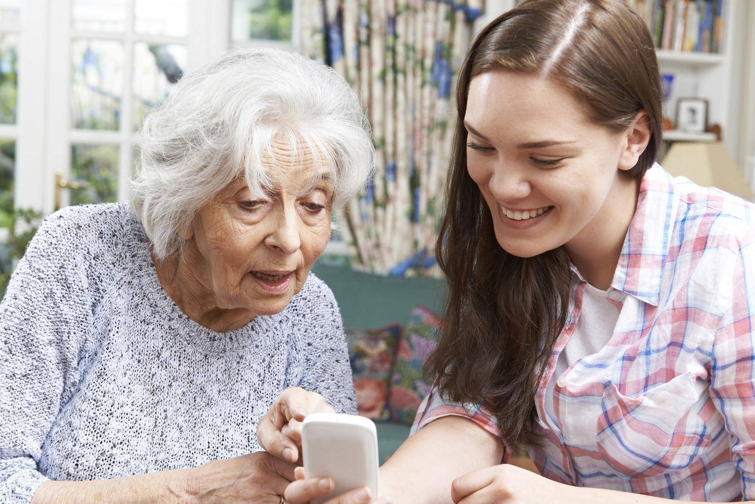 Рингтон внучка звонит. Смартфон для пожилых людей. Смартфон для пенсионеров. Бабушка со смартфоном. Бабушка и внучка.