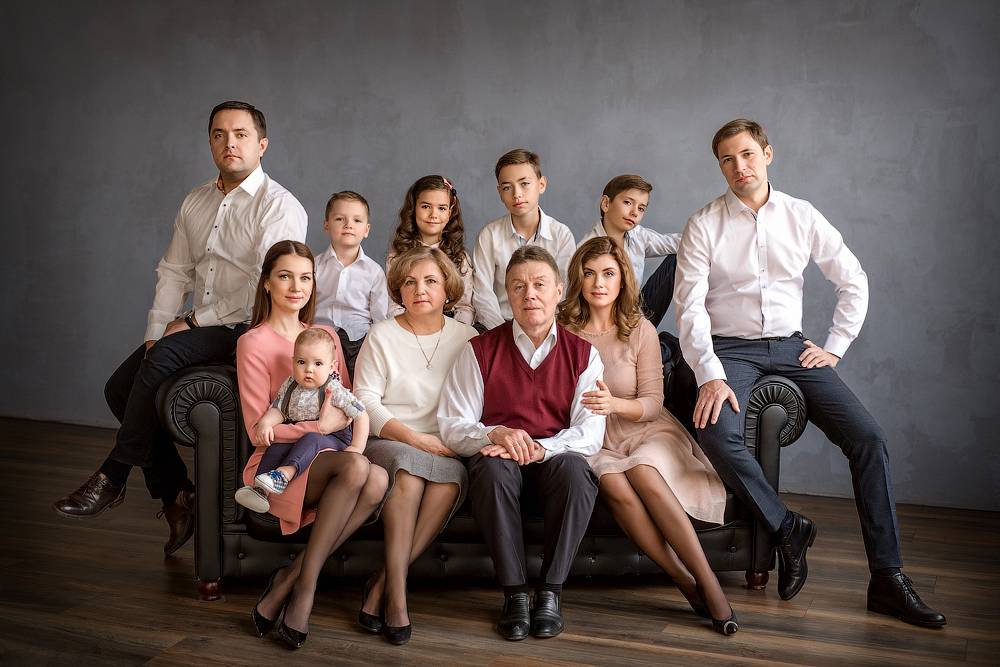 Семья второй раз. Семейный портрет. Большая семья. Фотосессия большой семьи. Портрет большой семьи в студии.