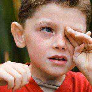 Ребёнок часто моргает глазами: признаки патологии и рекомендации при лечении
